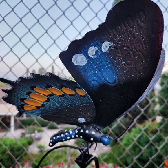 42" H, Oversize Pipevine Butterfly Vibrant Color - Kinetic Metal Stake Rocking - Picture 3 of 3